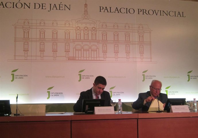 Francisco Reyes y Diego Valero firman la renovación del convenio.