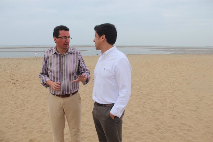 Manuel Andrés González y Alberto Fernández, en la playa de Isla Canela. 