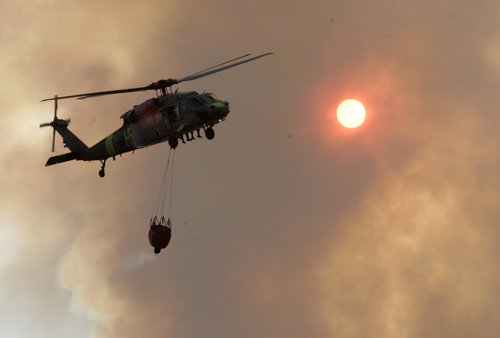 Helicópteron intentado soficar las llamas del ince