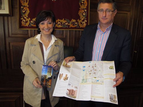 El alcalde y la concejal con el nuevo plano turístico de Teruel