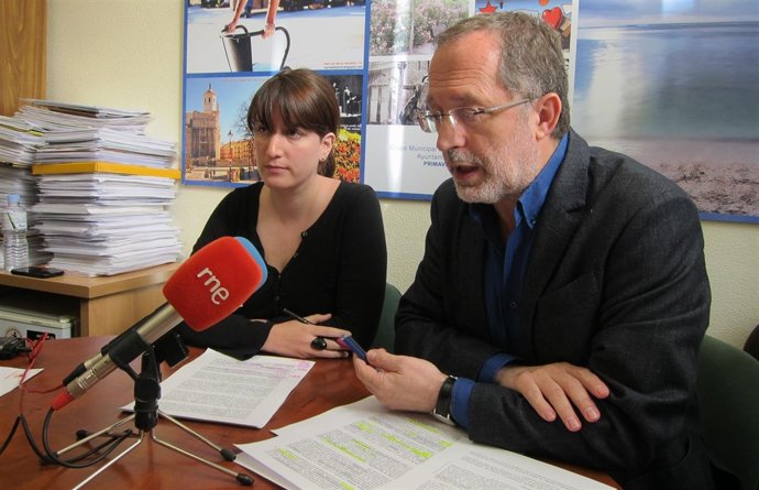 Los concejales de IU María Sánchez y Manuel Saravia en rueda de prensa