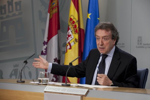 De Santigao-Juárez Comparece Tras El Consejo De Gobierno