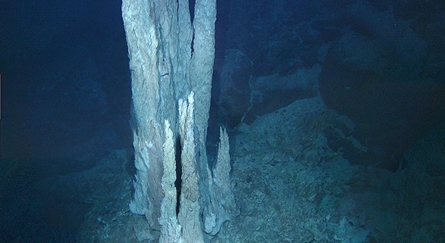 Emisión hidrotermal submarina