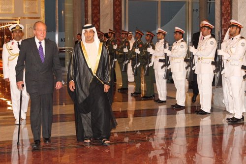 El Rey y el Sultan Ahmed al Jaber a su llegada a Abu Dhabi