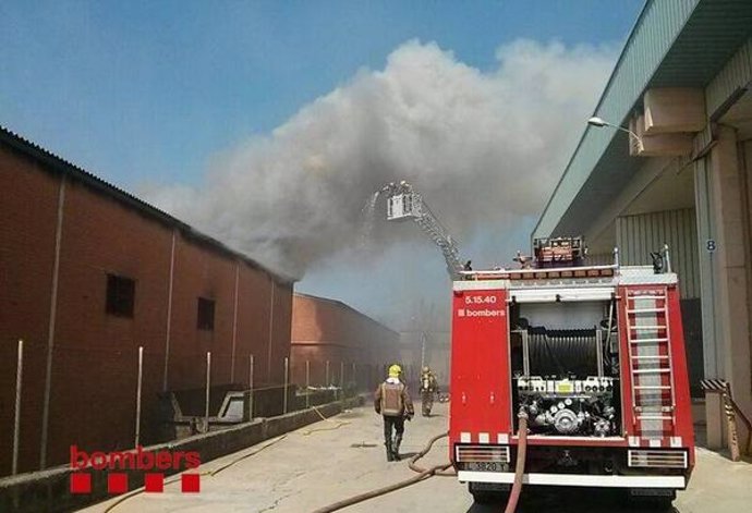 Incendio en una planta de Sant Joan Despí