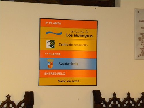 Cartel en el Ayuntamiento de Grañén que indica la ubicación de CEDER Monegros