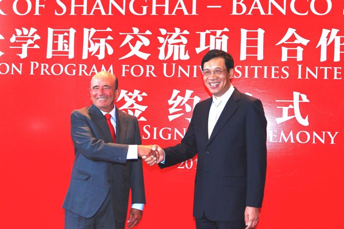 Los directivos del Banco Santander y Banco de Shangai durante el acuerdo