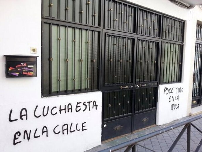 La fachada del PSOE de Usera amanece con pintadas