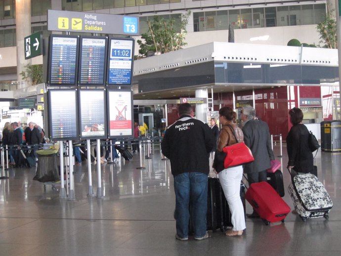 Pasajeros aeropuerto de málaga-Costa del sol turistas vuelos maletas viajes