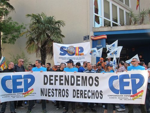 Concentración de policías ante la Jefatura Superior de Valencia