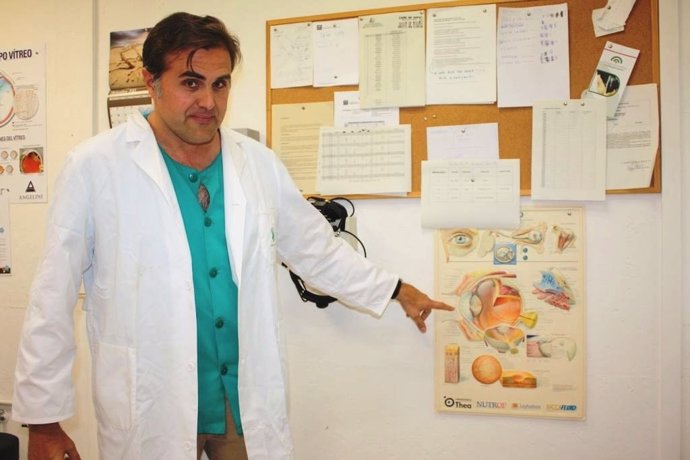 El doctor Villalvilla técnica pionera trasplante de córnea