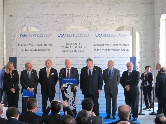 Margallo en el centro de la imagen junto a los otros 6 ministros de Exteriores