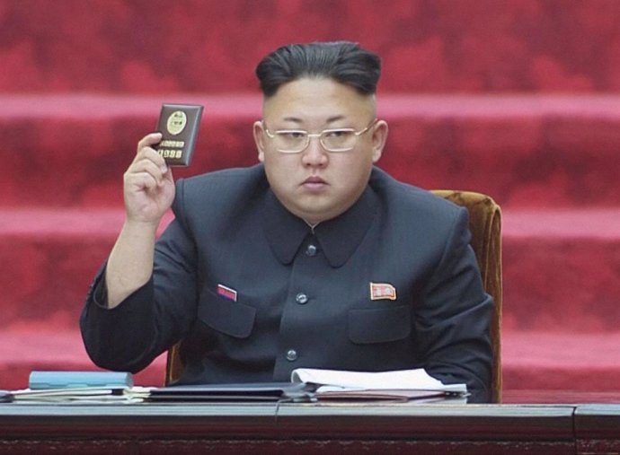 El líder norcoreano Kim Jong Un en una asamblea en Pyongyang 