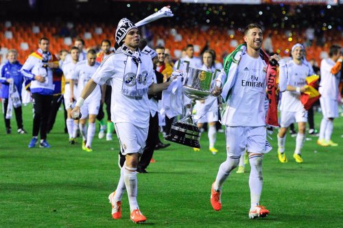 Sergio Ramos y Pepe con la Copa del Rey