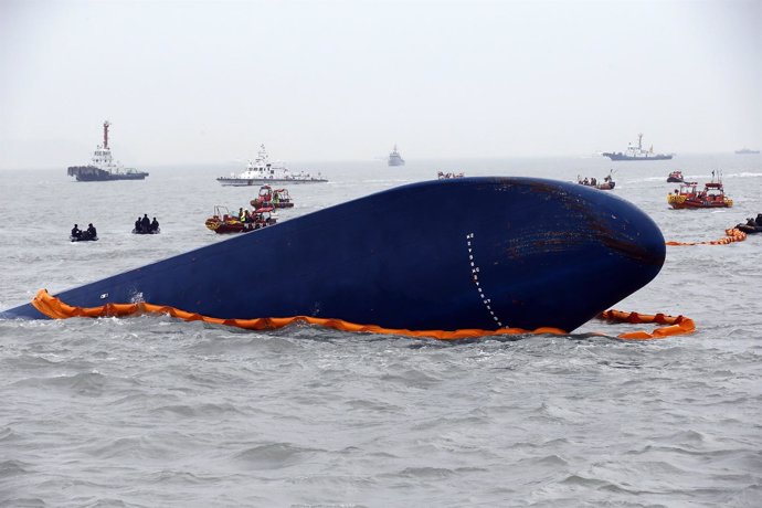 Continúa la búsqueda en el barco naufragado en Corea del Sur