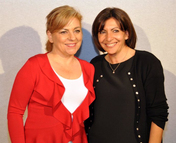 Elena Valenciano con  la alcaldesa de París, Anne Hidalgo