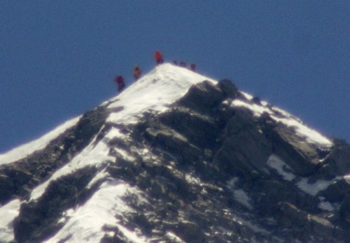 Escaladores en la cima del Monte Everest