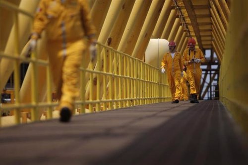Empleados trabajan en un puente de una plataforma de la gigante petrolera Pemex 