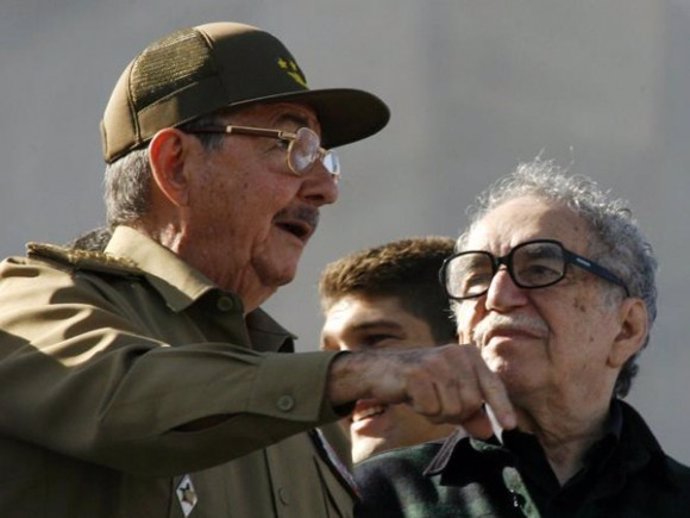 El presidente cubano, Raúl Castro, y el escritor Gabriel García Márquez