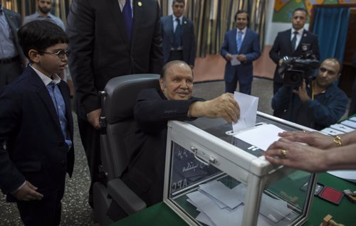 Abdelaziz Buteflika vota en las elecciones de Argelia