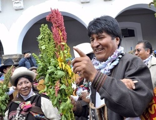 El presidente de Bolivia, Evo Morales, con indígenas.