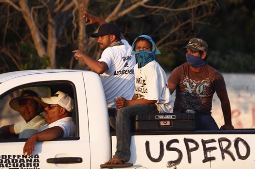 Miembros de las autodefensas en el municipio de Apatzingán, Michoacán.
