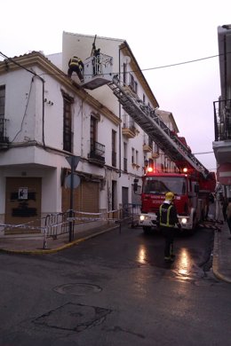 Bomberos en un incendio en Ronda 
