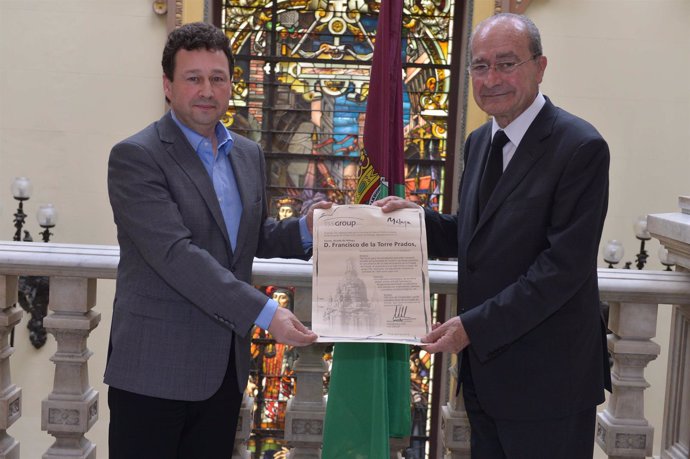El presidente de TSS Group Manuel Molina donación a la ciudad con alcalde