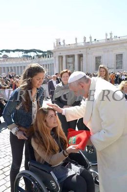 Residentes del Colegio Mayor Goimendi entregan un pañuelo de San Fermín al Papa.
