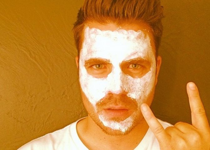 El truco de Dani Martín para estar guapo: usa mascarilla para cuidar su cara