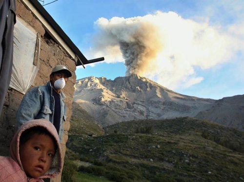 Local resident wears mask to protect himself from ashes spewing from Peru's volc