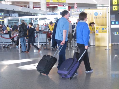 Viajeros en el aeropuerto de málaga turismo turistas pasajeros maletas viaje 