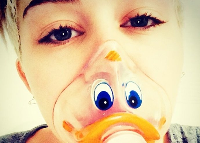 Miley Cyrus bromea con una máscara de oxígeno en forma de patito en el hospital 