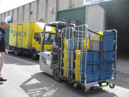 Correos entrega 300 kilos de alimentos al Banco de Alimentos de Navarra.