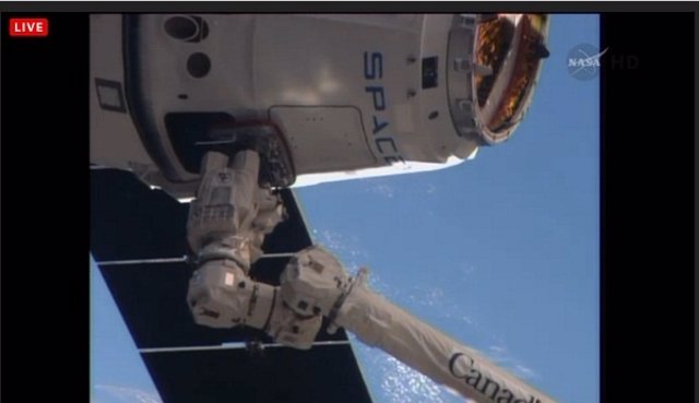 El brazo robótico de la ISS captura la cápsula Dragon