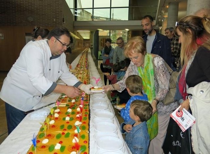 El Gremio de Panaderos de Lleida reparte una mona solidaria