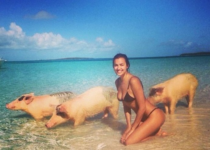 Irina Shayk, a remojo acompañada de tres cerditos
