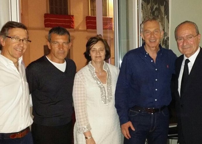 Tony Blair descubre la Semana Santa malagueña instruído por Antonio Banderas