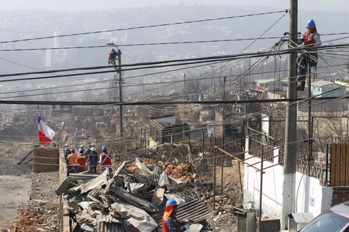Escombros tras el incendio en la comuna chilena de Valparaíso