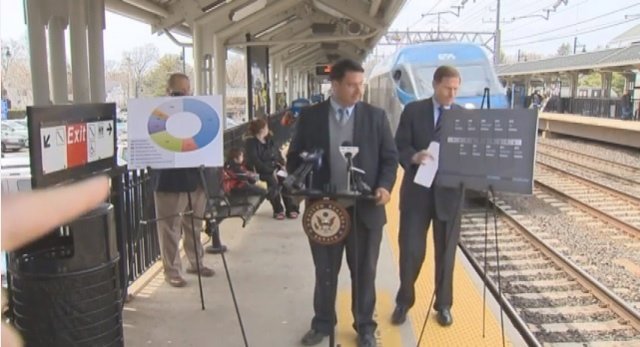 Senador y Alcalde durante el discurso