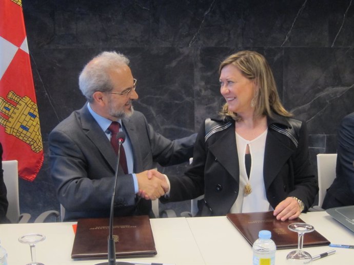 La consejera de Hacienda y el rector de la USAL firman un acuerdo