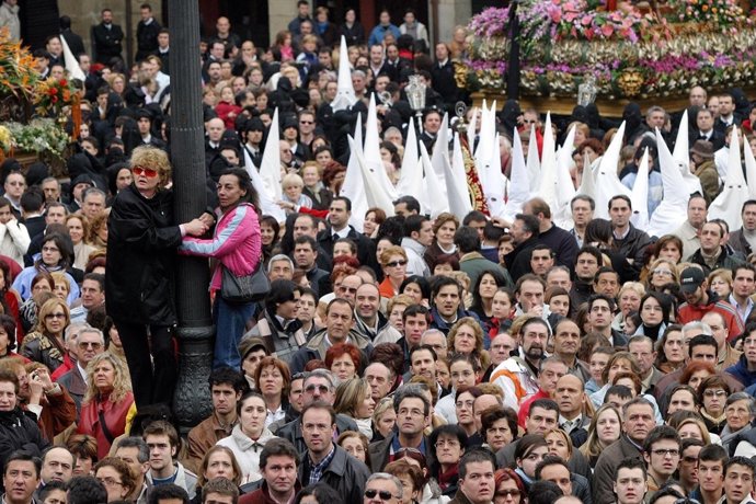 Imagen del público durante la procesión de 'El Encuentro'