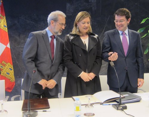 Pilar del Olmo junto al rector de la USAL (ziq) y el alcalde de Salamanca
