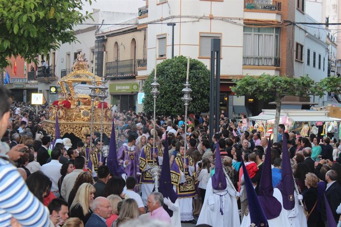 Imagen del Santo Entierro de Alcalá de Guadaíra con elevado número de público. 