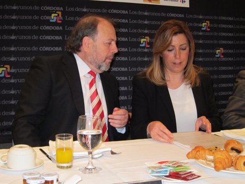 Susana Díaz habla con el director del Diario Córdoba