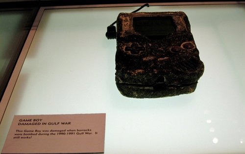 Consola Game Boy dañada durante la Guerra del Golfo