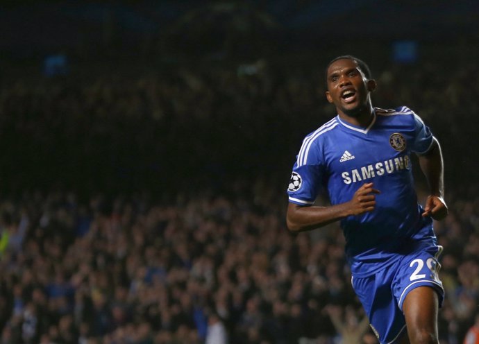 Samuel Eto'o celebra un gol con el Chelsea