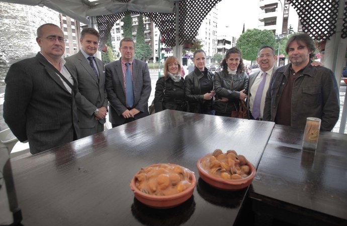 Chiquilín (2º izda.) y Rojas y Queco (dcha.) con el resto del jurado