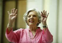 Poniatowska dona al Cervantes un manuscrito, un libro y la pulsera que su padre llevó en la Segunda Guerra Mundial