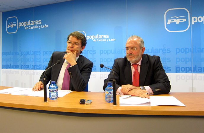 Díaz de Mera (d) y Fernández Mañueco (i) tras la reunión del Comité de Campaña